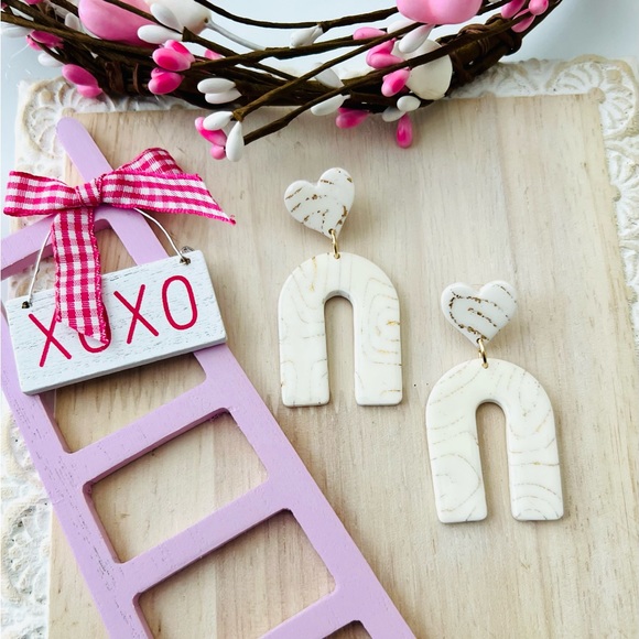❤️White and Gold Marbled Heart Arch Earrings - Picture 1 of 5
